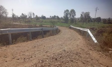 कारवाईच्या बडग्याने अपघात टाळण्यासाठी वारणा कॅनॉलवर संरक्षक रेलिंग Guardrailing on Warna Canal to prevent accidents due to action barge