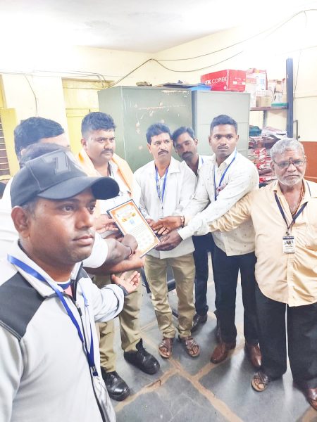 पोलीस जाणीव सेवा संघातर्फे वाहतूक पोलिसांचा सत्कार Traffic Police felicitated by Police Awareness Service Association