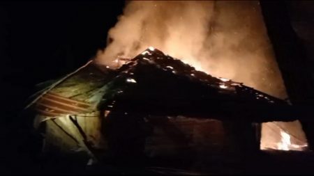 मध्यरात्री घराला भीषण आग