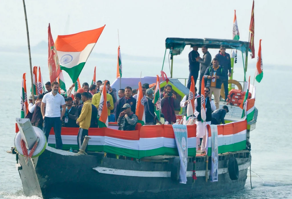 आसाममध्ये राहुल गांधींचा नौकेतून प्रवास Rahul Gandhi's boat trip in Assam