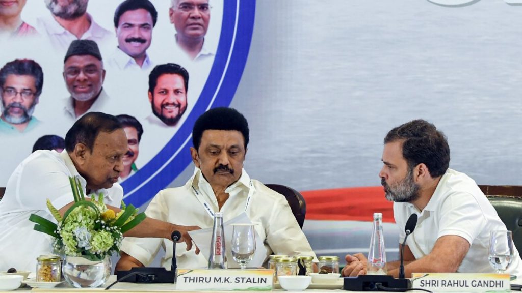 काँग्रेस अन् द्रमुक यांच्यात जागावाटपावरून चर्चा Discussion between Congress and DMK on seat sharing