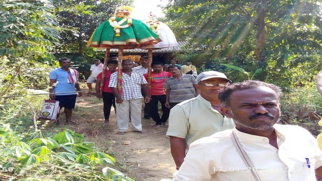 मळगाव पंचायतन देवस्थानची तरंगकाठी ग्रामस्थांच्या भेटीला