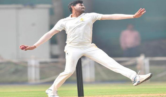 7 wickets for Kaushik from Karnataka
