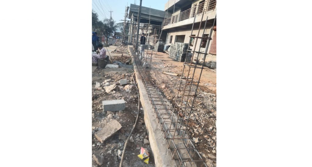 The work of protective wall of Khanapur bus stand stopped