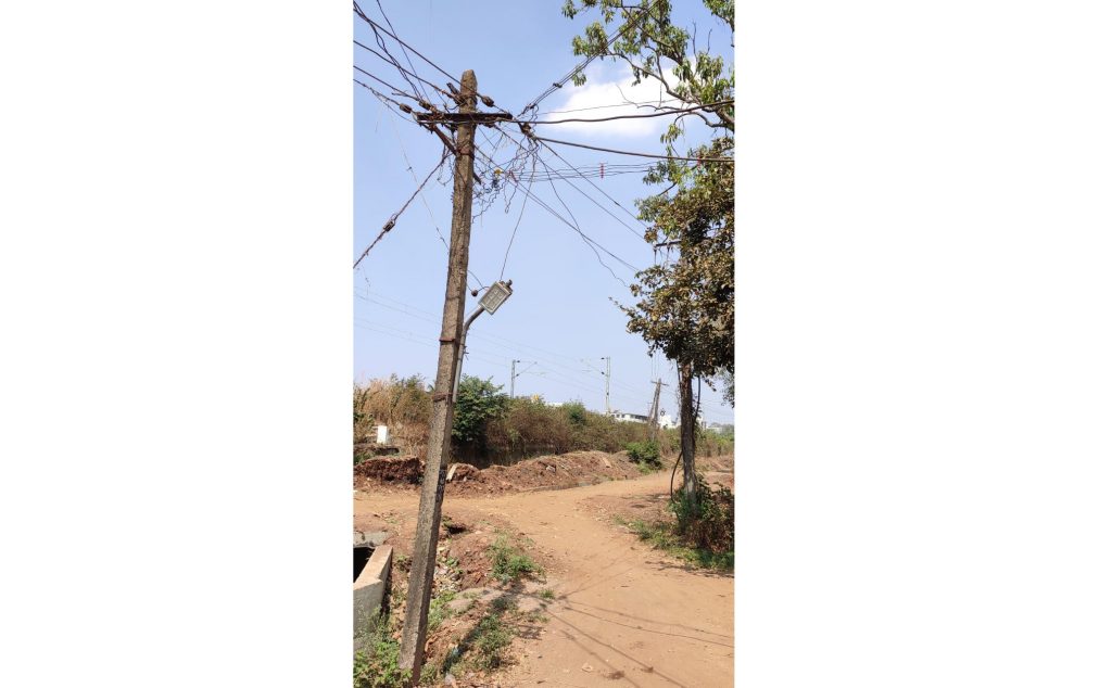 बडमंजीनगरात धोकादायक वीजखांब Dangerous power poles in Badmanjinagar