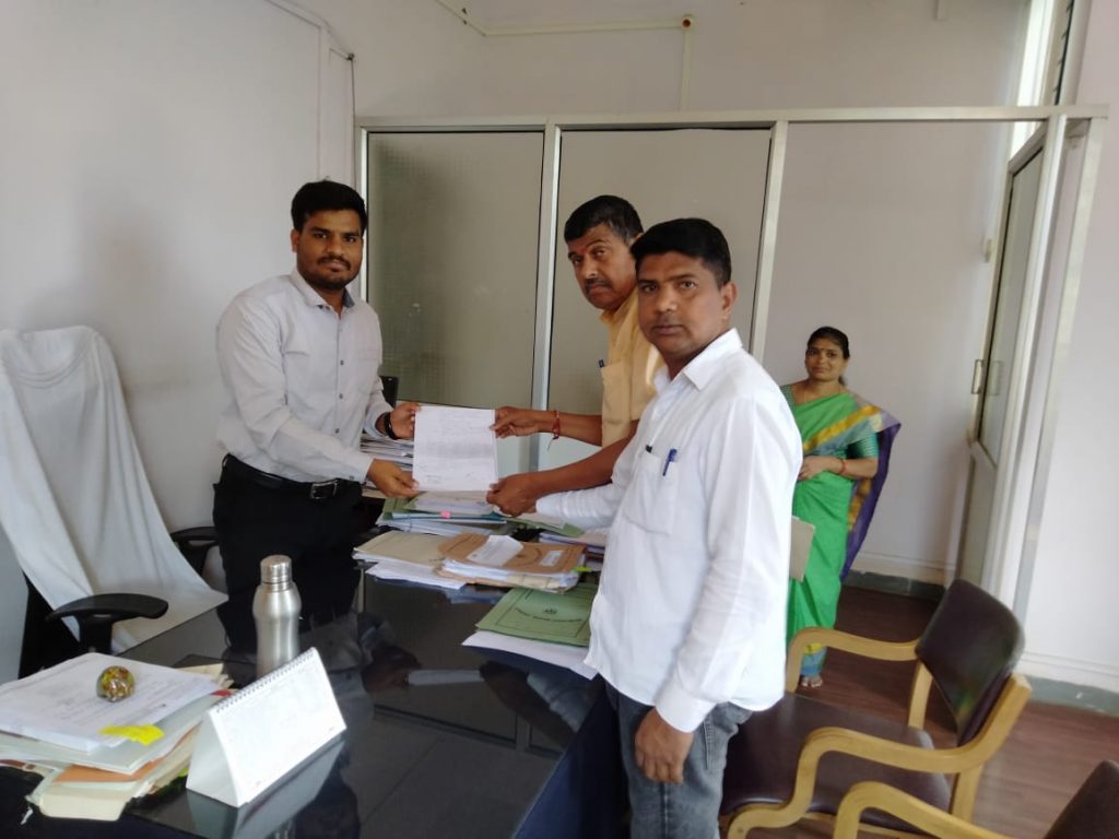 फुलबाग गल्ली परिसरातील ड्रेनेज चेंबर दुरुस्त करा Repair drainage chamber in Phulbagh Galli area