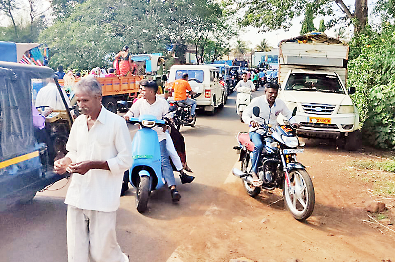 बेळगाव-शिनोळी औद्योगिक वसाहत रस्ता दुपदरीकरण करा Dualize the Belgaum-Shinoli Industrial Estate road