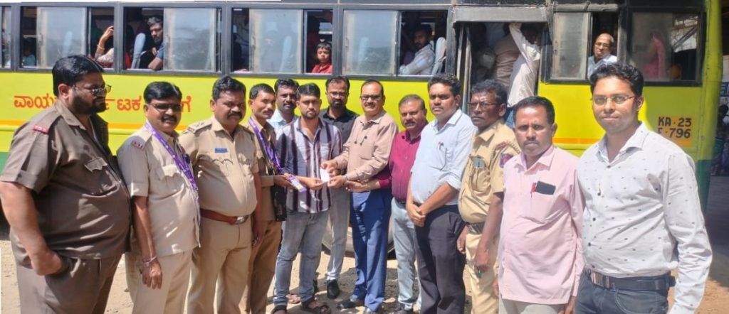 खानापुरात परिवहनकडून कॅशलेस तिकीट सेवेला प्रारंभ Cashless ticketing service started by Transport in Khanapurat