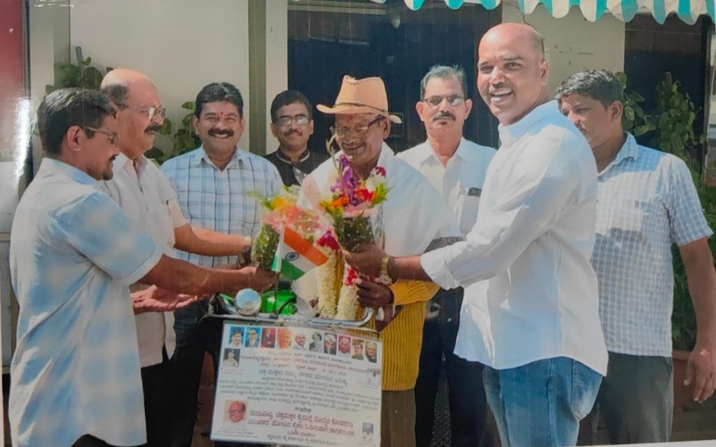 मोबाईलचा अतिरेक टाळण्यासाठी सायकलवरून जागृती Awareness by bicycle to avoid excessive use of mobile phones