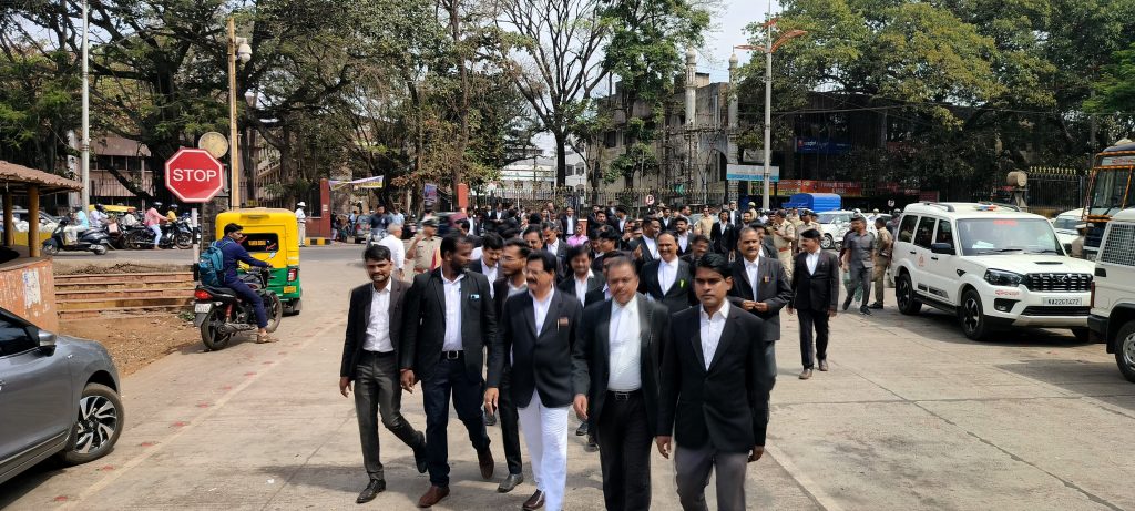 हल्ल्याच्या निषेधार्थ वकिलांचा कामकाजावर बहिष्कार Lawyers boycotted work to protest the attack