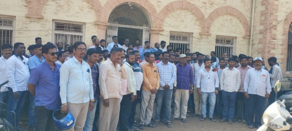 परवानाधारक सर्व्हेअरांचे उपनिर्देशकांना निवेदन Statement of Licensed Surveyors to Deputy Director