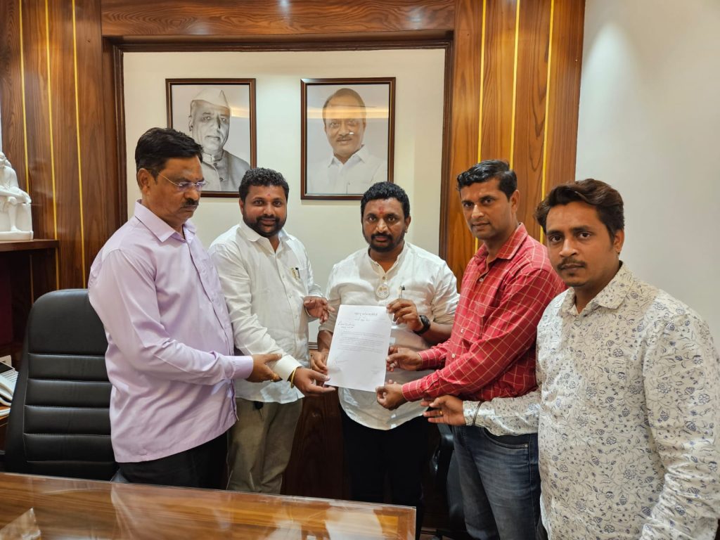 अमोल मिटकरी यांची घेतली सीमाभागातील युवकांनी भेट Amol Mitkari was met by the youth of the border area