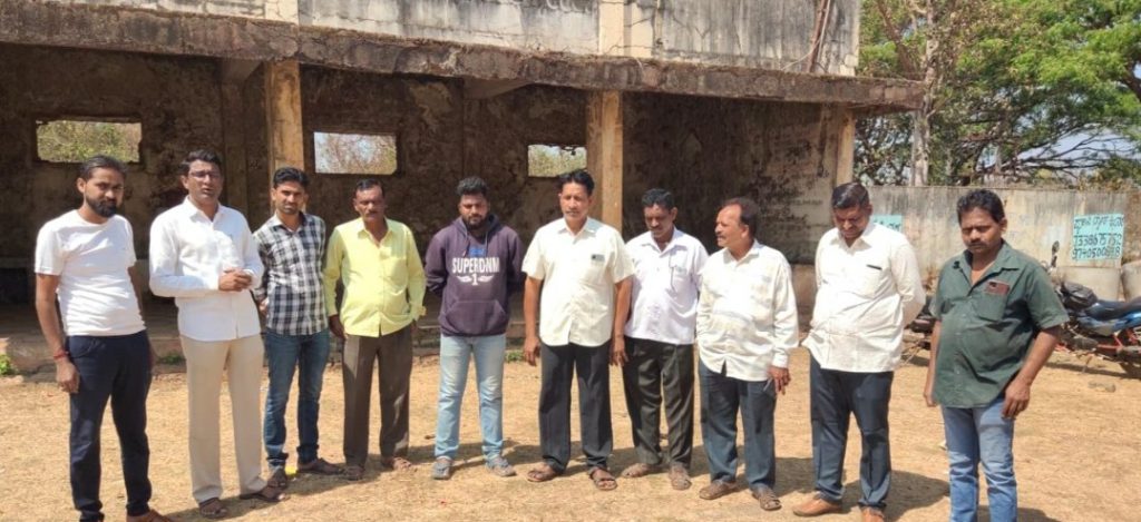 हलशी बस स्थानकाची त्वरित दुरुस्ती करण्याची मागणी Demand for immediate repair of Halshi bus station