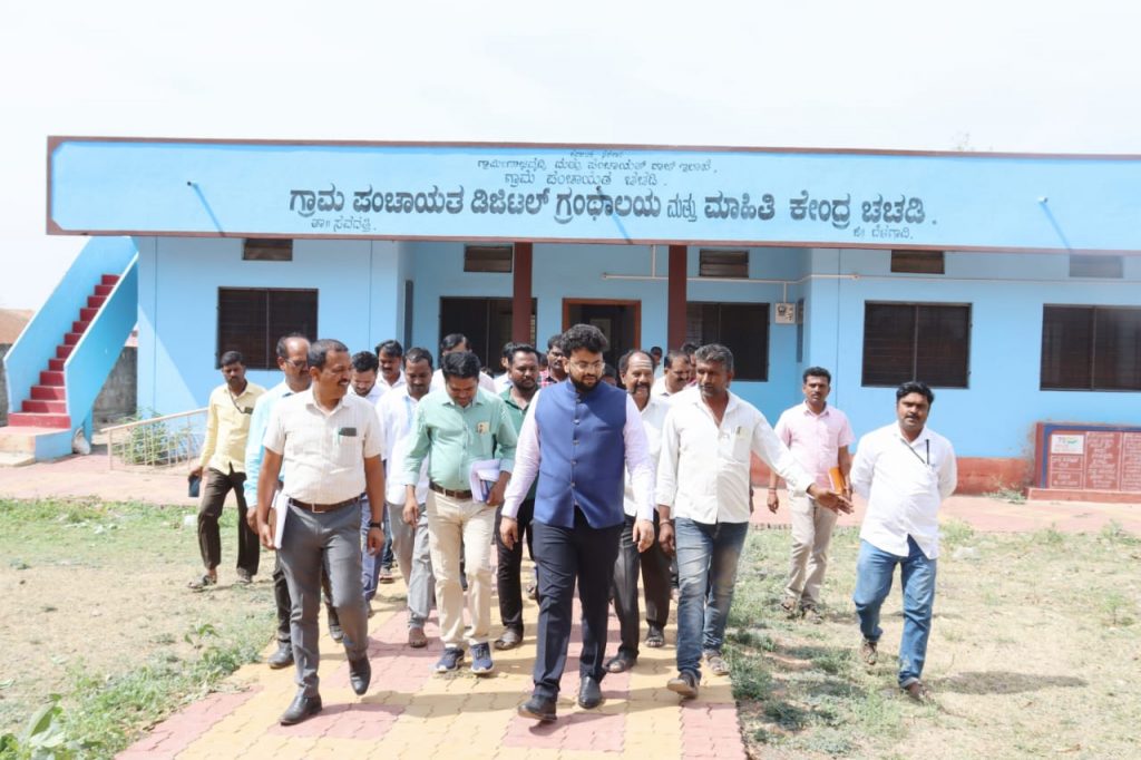 Chachadi Prath of CEO Rahul Shinde. A visit to the health center