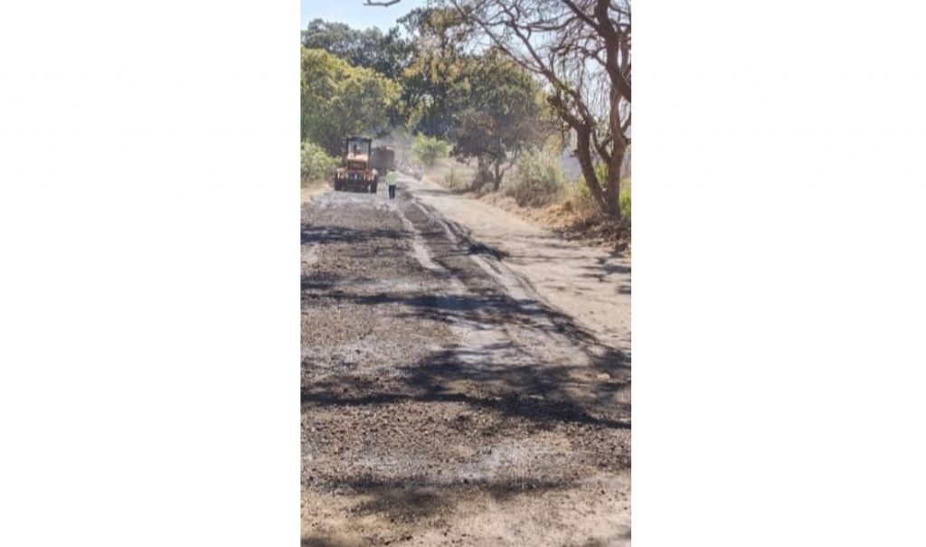 अखेर शहरांतर्गत रस्त्याच्या दुरुस्ती कामास सुरुवात Finally, the repair work of the inner city road has started