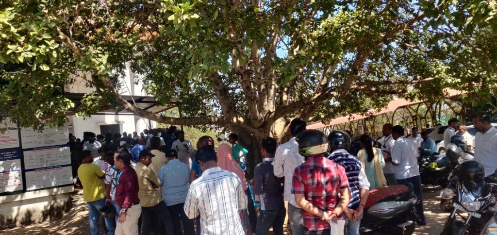 Queue up in front of municipality for birth and death certificate