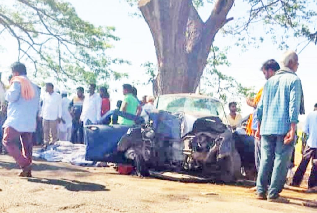 भीषण अपघातात सहा ठार मंग्यानकोपनजीक भरधाव कारची झाडाला धडक Six killed in horrific accident A speeding car hit a tree near Mangyankop