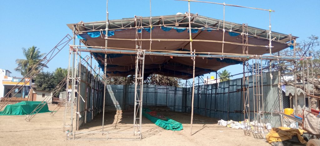 बेकवाड महालक्ष्मी यात्रेसाठी शामियान्याची उभारणी Erection of canopy for Bekwad Mahalakshmi Yatra
