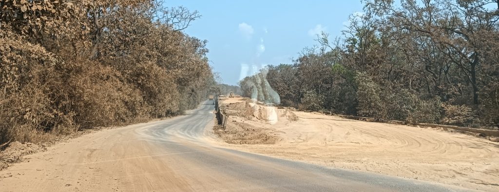 खानापूर-रामनगर रस्त्याचे काम पुन्हा रखडले The work of Khanapur-Ramnagar road was stopped again
