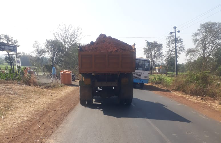 उघड्यावर माती वाहतुकीमुळे दुचाकीस्वारांचे जीव धोक्यात Lives of bikers are in danger due to soil transport in the open