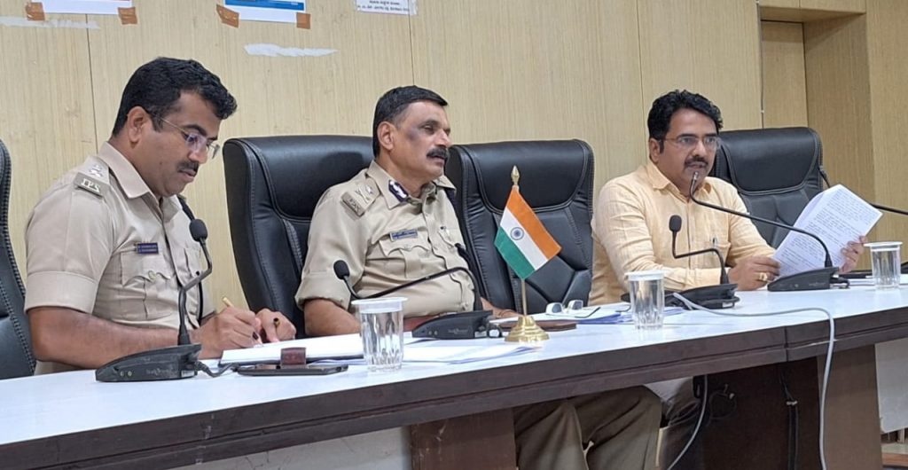 Cancel license of helmetless drivers : Police Commissioner's order