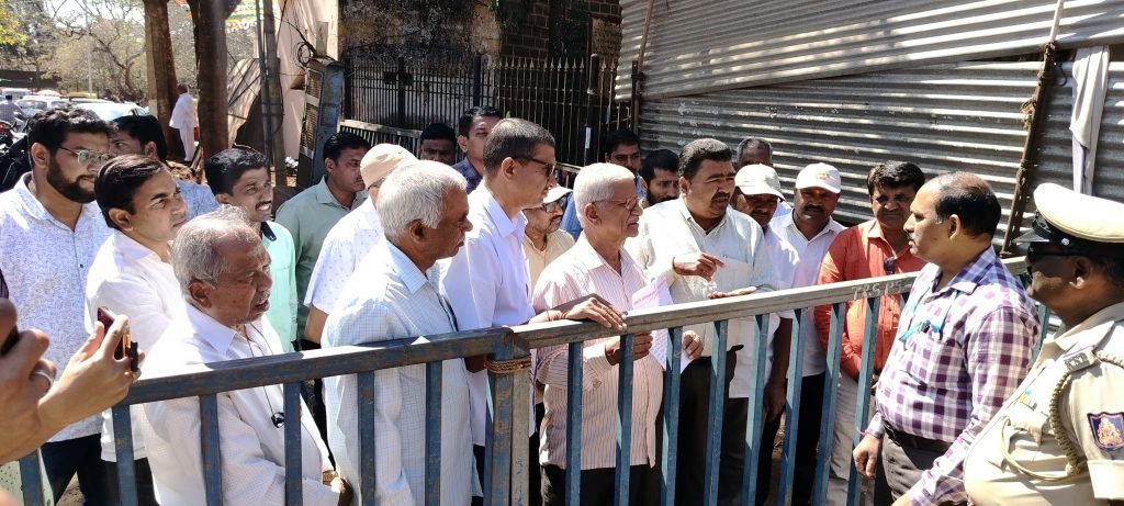 शेती रस्ते बंद करणाऱ्यांवर कारवाई करा Take action against those blocking agricultural roads