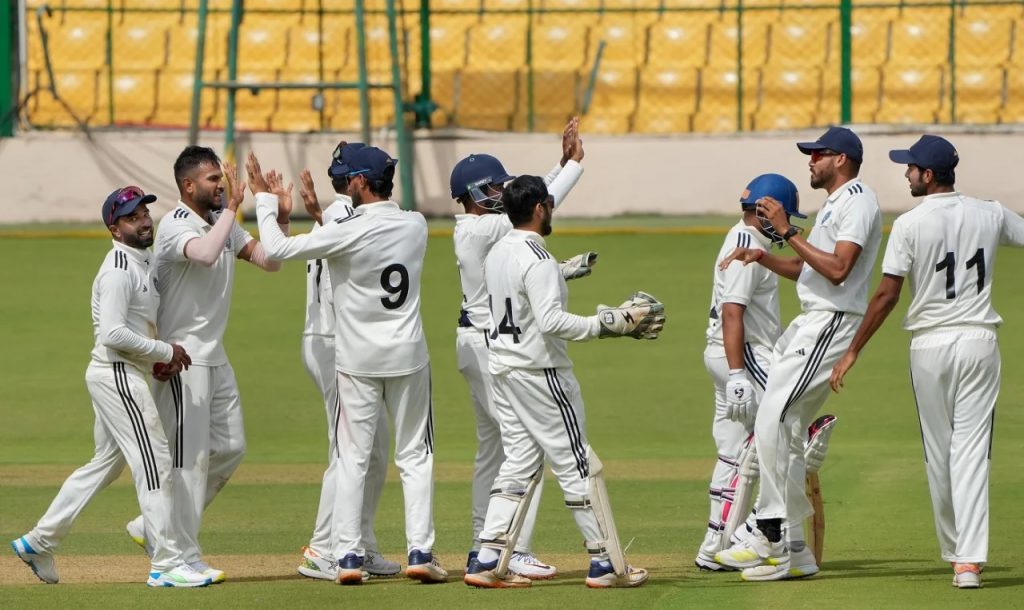 रेल्वेची कर्नाटकवर 190 धावांची आघाडी Railways lead by 190 runs over Karnataka