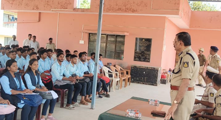 पोलीस स्थानकातील कामकाजाबाबत विद्यार्थ्यांना मार्गदर्शन Guidance to students regarding police station operations