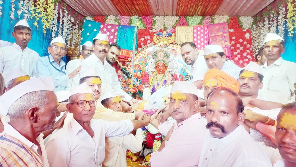 सांबरा ग्रामस्थांच्या वतीने बसरीकट्टीत श्री महालक्ष्मीची ओटी भरण्याचा कार्यक्रम On behalf of the villagers of Sambara, the program of filling the Oti of Shri Mahalakshmi at Basarikatti