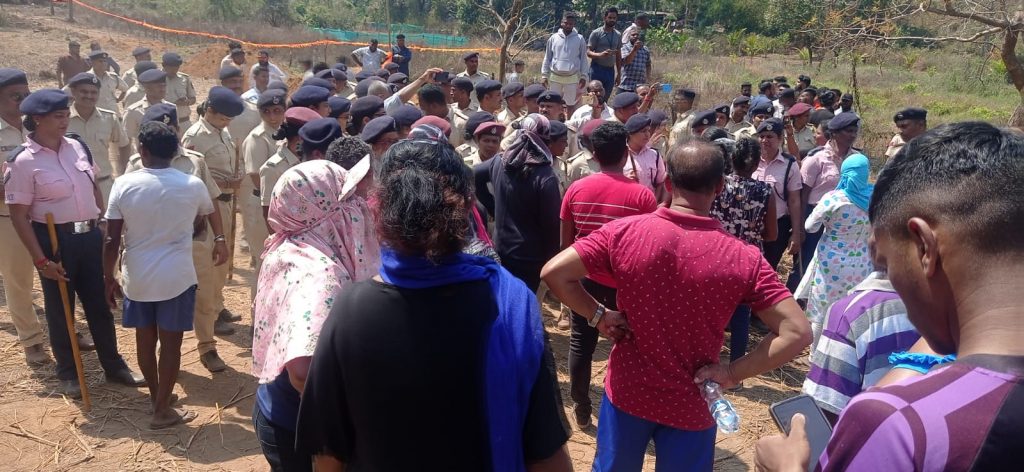 शिवविरोधकांकडून खुद्द मंत्र्यांवरच दगडमाती The anti-Shiva pelted stones at the ministers themselves