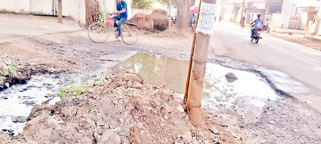 Residents are suffering due to smelly puddle on the side of Majgaon main road