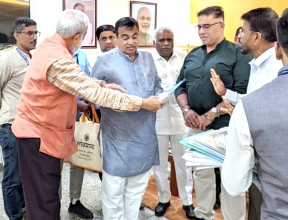 गोव्याला जोडणाऱ्या रस्त्यांची तातडीने दुरुस्ती करा Repair the roads connecting Goa immediately