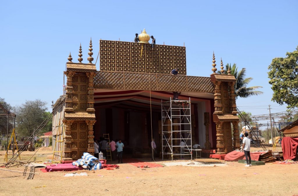 करंबळ लक्ष्मीयात्रा : शामियाना उभारणी अंतिम टप्प्यात Karambal Laxmiyatra: Construction of awning in final stage
