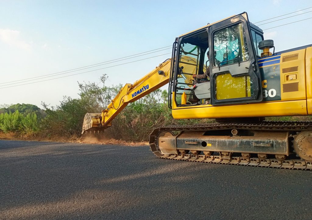 अखेर चोर्ला रस्ताकामाला बेटणेपासून सुरुवात Finally Chorla road work started from Betne