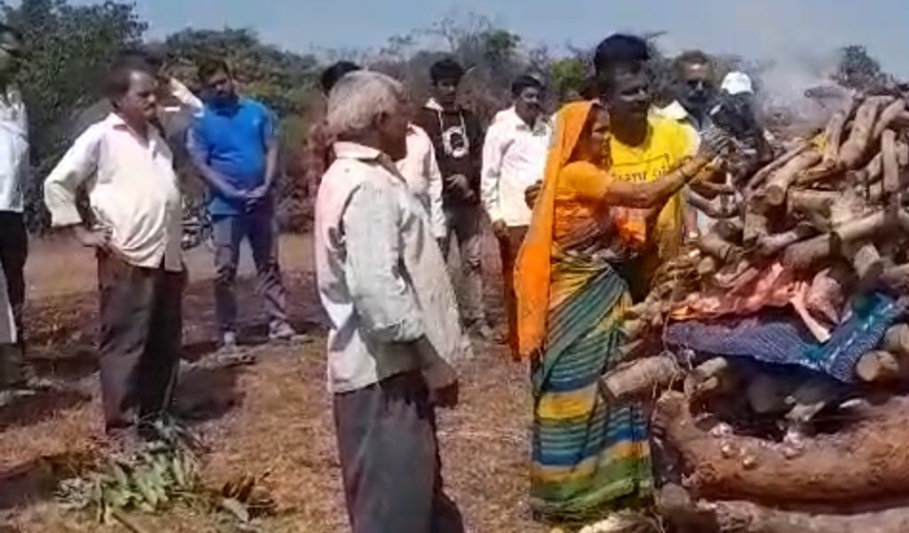 The daughter performed the last rites of the mother