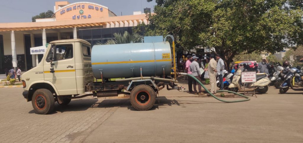 चक्क महानगरपालिकेलाच टँकरचा आधार The municipal corporation itself is the base of the tanker