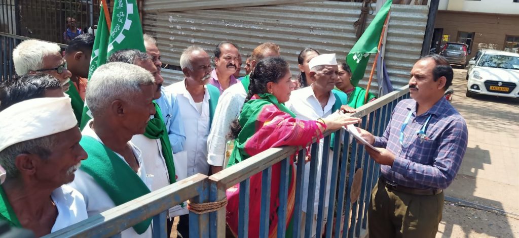 Accept the demands of the farmers immediately