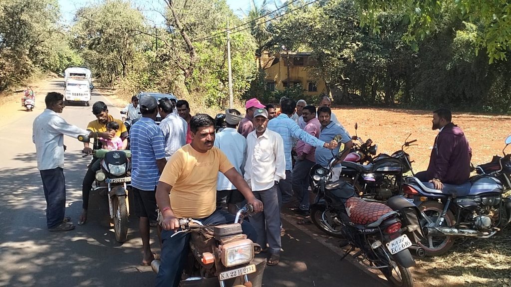 बेळगुंदी येथे सर्व्हे करण्यासाठी आलेल्या अधिकाऱ्यांना पिटाळले Officials who came to survey Belgundi were beaten up