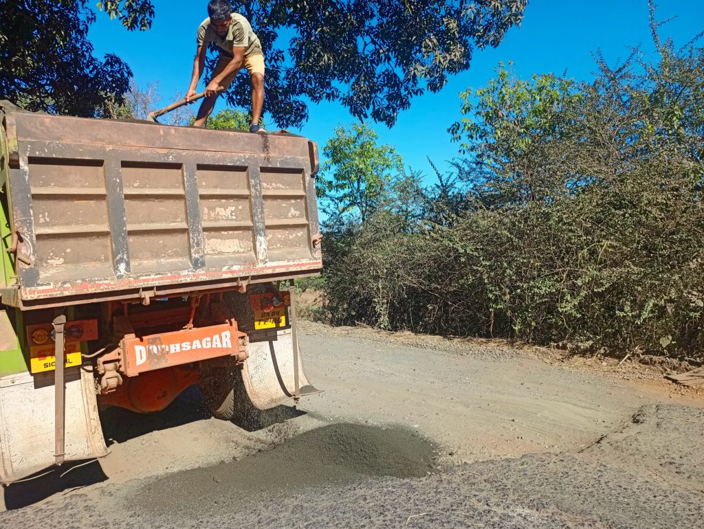 The potholes on Chorla road were cleared by tipper drivers