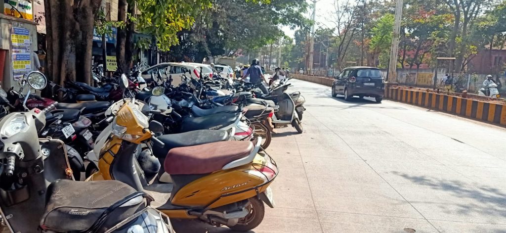 वाहन चालकांच्या बेशिस्त पार्किंगमुळे कॉलेज रोडवर वाहतूक कोंडी Traffic congestion on College Road due to reckless parking by motorists