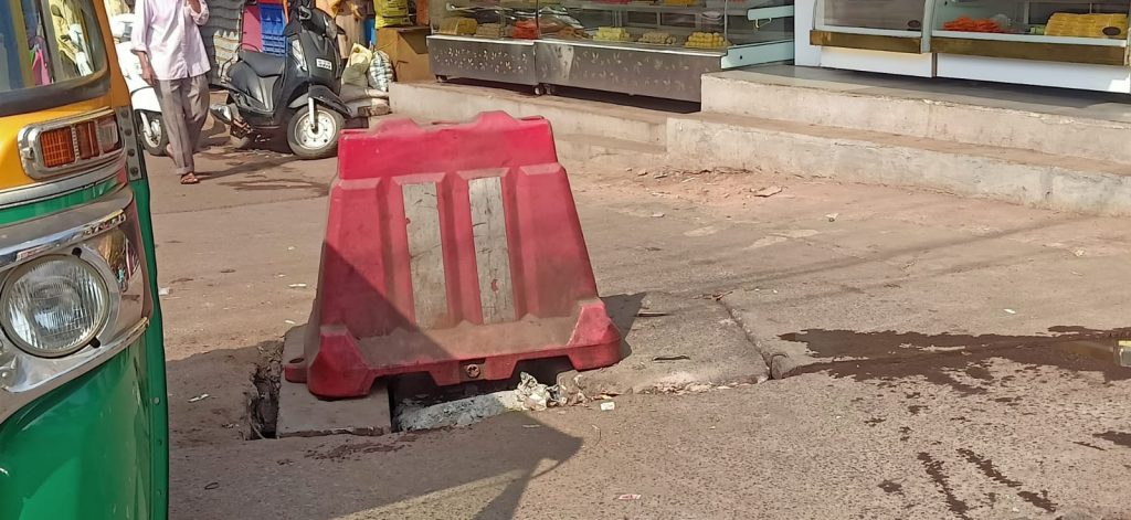 बसस्टॅण्ड सिग्नलजवळील सिडीवर्कची दुर्दशा Plight of Sidiwork near Bus Stand Signal