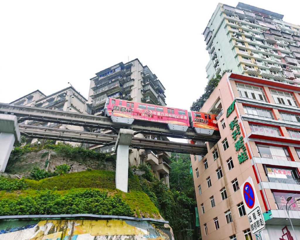 पाण्यावर तरंगणारी इमारत… छतावर पेट्रोल, पंपघरात घुसणारी रेल्वे A building floating on water... petrol on the roof, a train entering the pump house