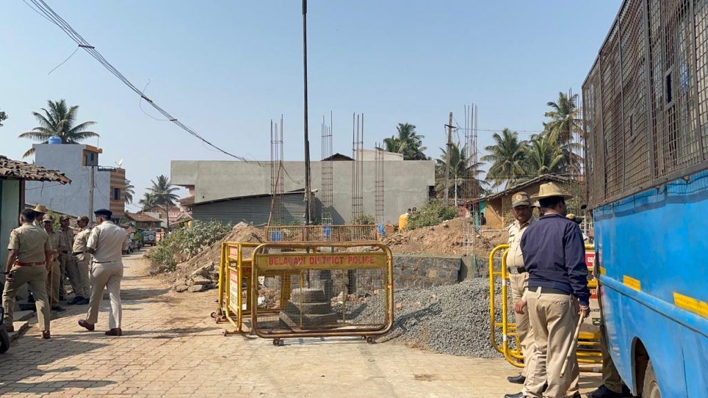 हनुमध्वज उतरविल्यामुळे एम. के. हुबळीमध्ये तणाव M. due to the lowering of the Hanuman flag. K. Tension in Hubli