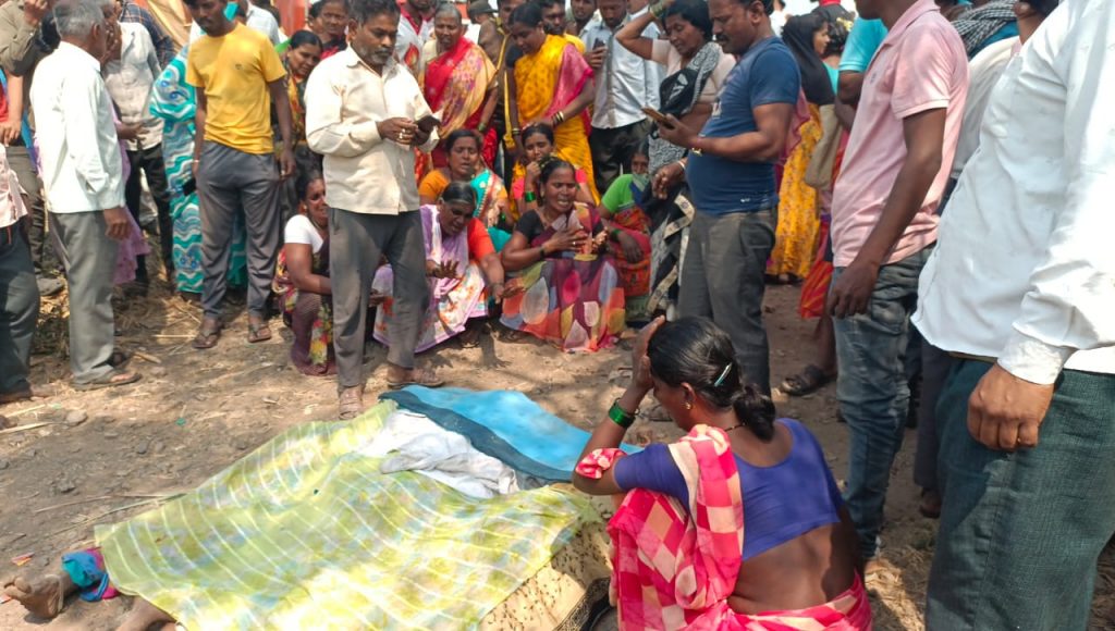 उसाची ट्रॉली उलटून चार महिला ठार Four women killed after sugarcane trolley overturns