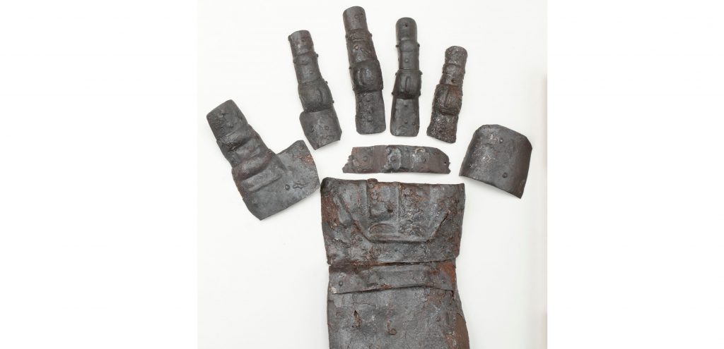 स्वीत्झर्लंडमध्ये सापडले 600 वर्षे जुने लोखंडी ग्लोव्ह्ज 600-year-old iron gloves found in Switzerland
