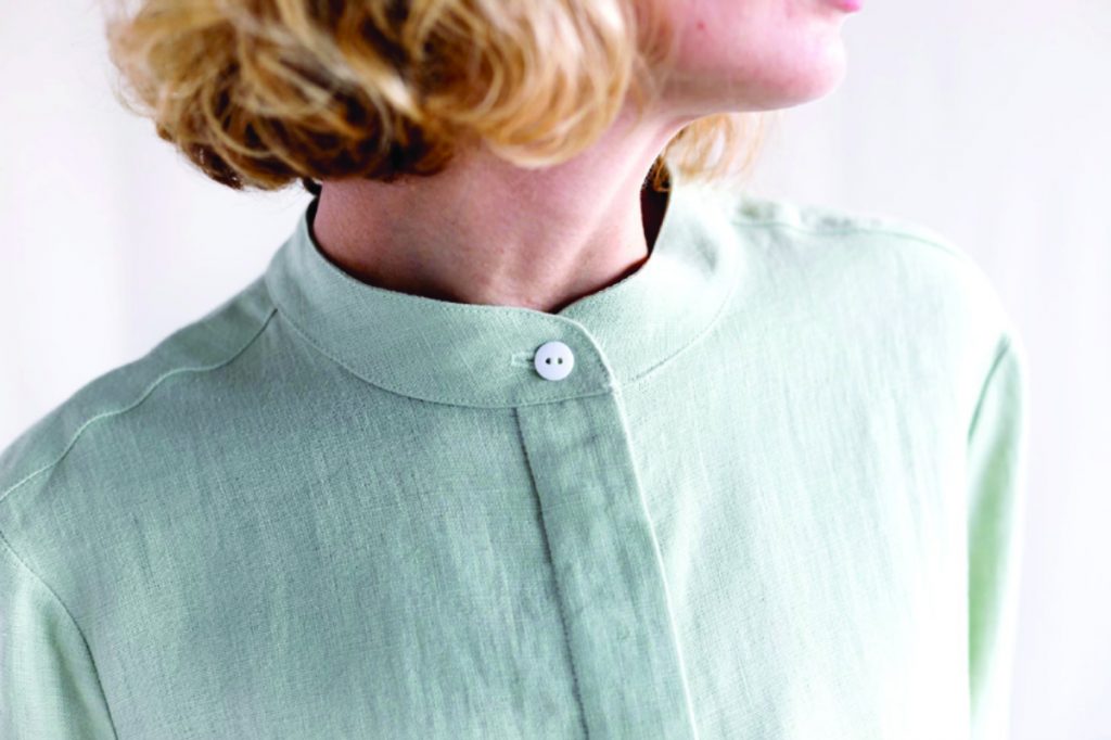 मँडेरिन कॉलरची स्टाईल असेल तर लूक भारी दिसेल A mandarin collar style will make the look heavy