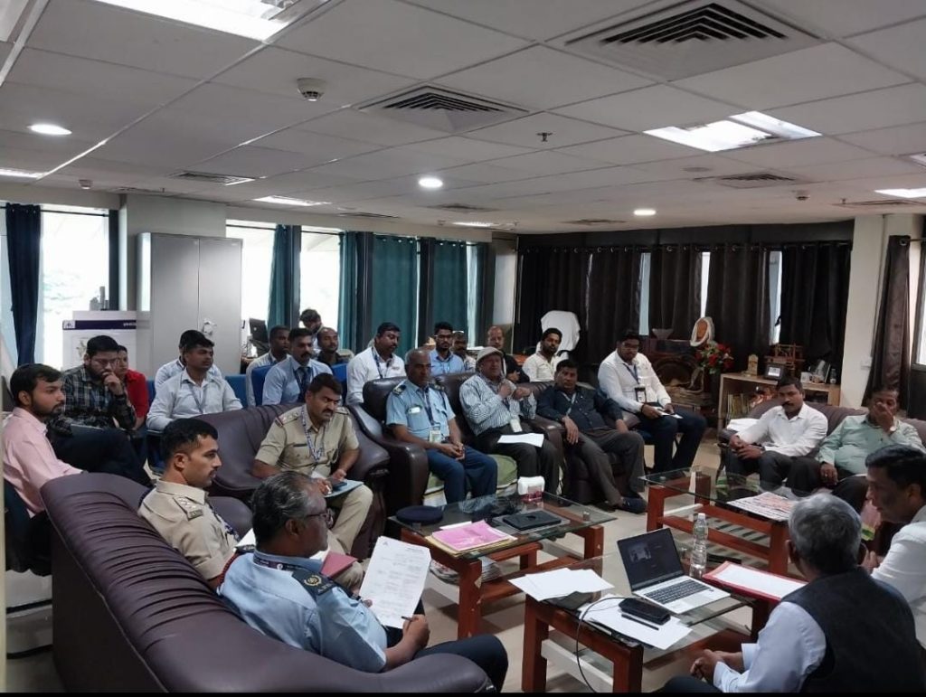 वाढत्या विमान प्रवासी संख्येमुळे अधिकाऱ्यांनी घेतला सुरक्षेचा आढावा Due to the increasing number of air passengers, the authorities reviewed the security