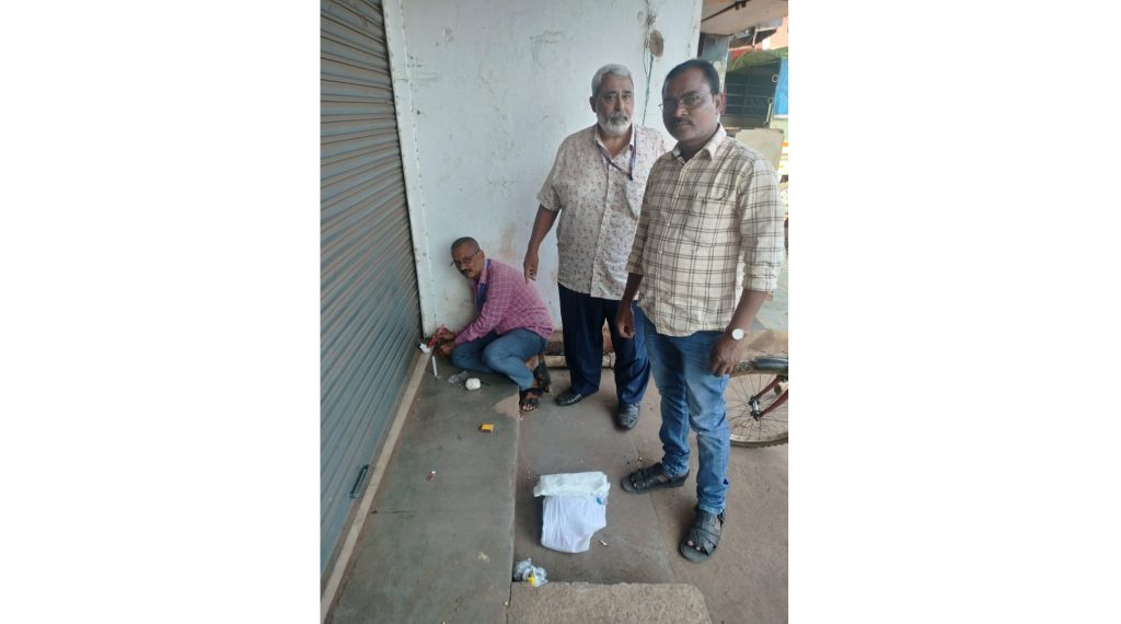 बेकायदेशीरपणे कब्जात ठेवलेल्या दुकानांना टाळे Avoid illegally occupied shops