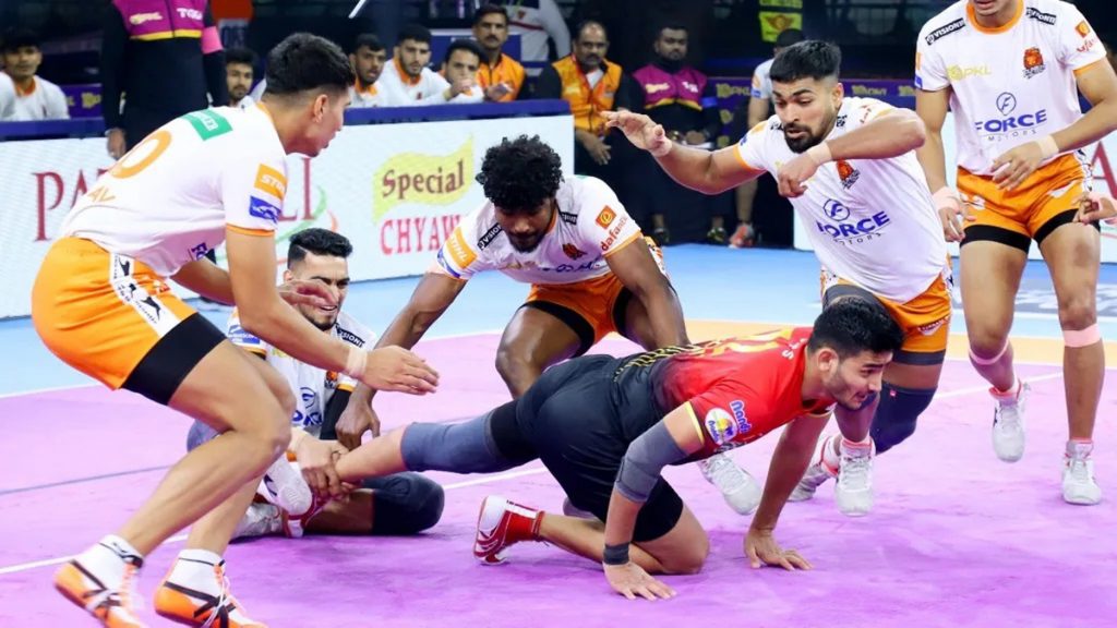 पुणेरी पलटनची बेंगळूरवर मात Puneri Paltan beat Bangalore