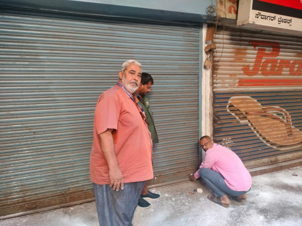 गुरुवारी आणखी 15 दुकानांचा घेतला ताबा 15 more shops were taken over on Thursday